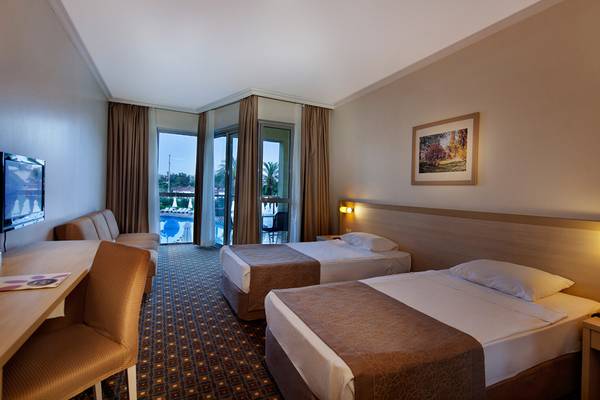 Doppelzimmer im Selectum Family Resort Side mit Poolblick und modernen Einrichtungen.