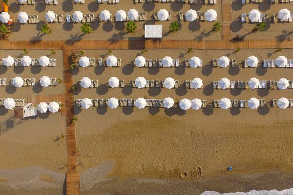 Luftaufnahme des Selectum Family Resort Strandes mit vielen Sonnenschirmen