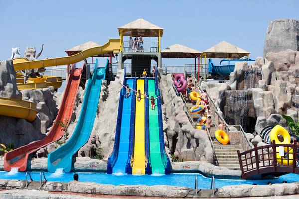 Wasserpark im Selectum Family Resort Side mit verschiedenen Rutschen und Schwimmbecken.