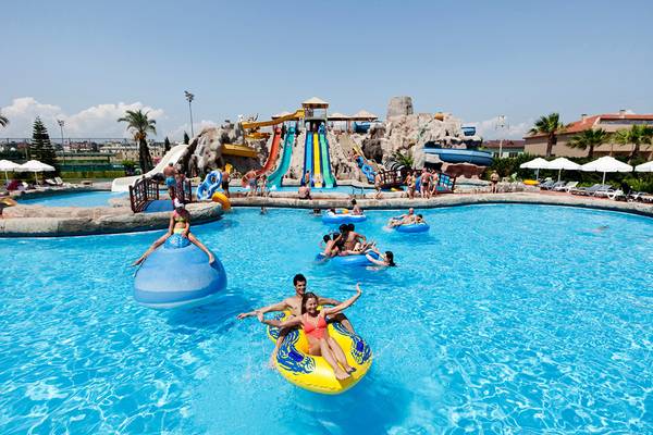 Wasserpark des Selectum Family Resort Side mit vielen Wasserrutschen und Schwimmern.
