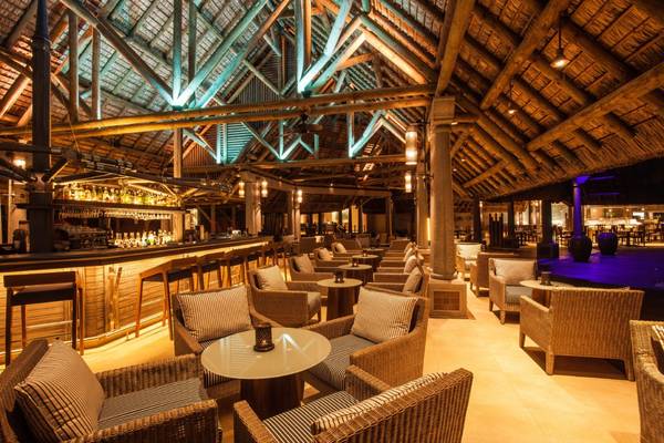 Innenansicht der Bar im Sands Suites Resort & Spa mit Holzmöbeln und einer Theke.