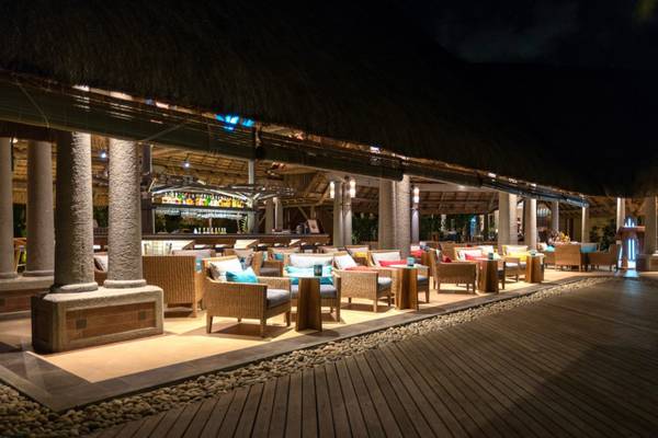 Sands Suites Resort & Spa Nachtbar mit vielen Tischen und Stühlen.