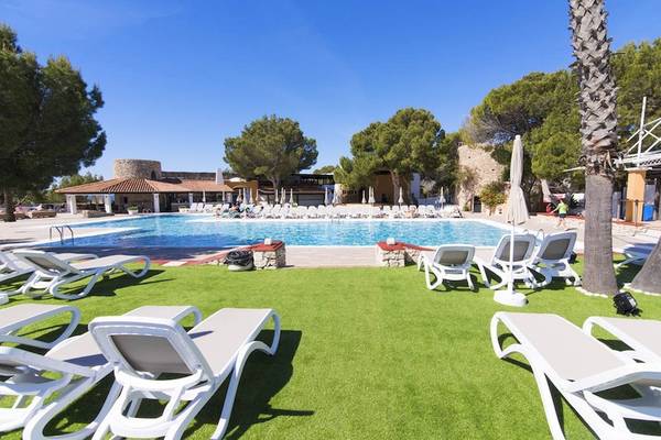 Außenbereich des Hotels Cala Martina by Llum mit weiße Liegestühlen und Swimmingpool