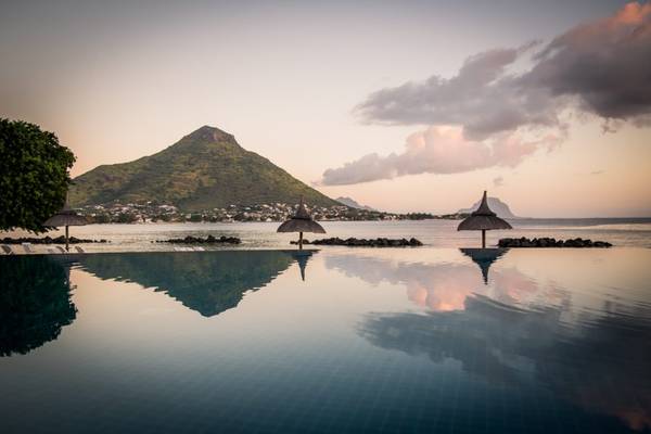Pool im Sands Suites Resort & Spa mit Blick auf einen Berg