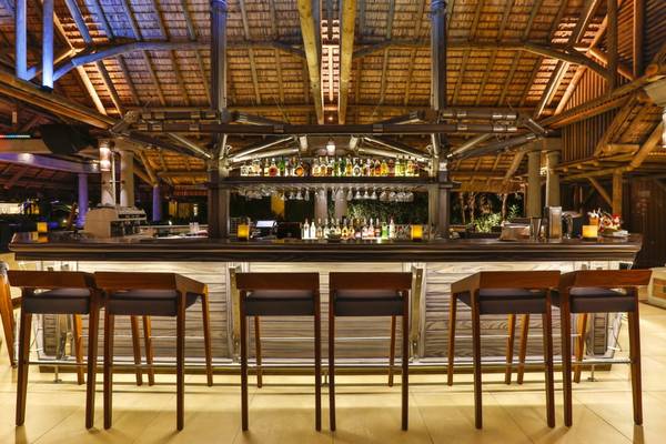 Bar im Sands Suites Resort & Spa mit Thekenhockern und gefüllten Regalen