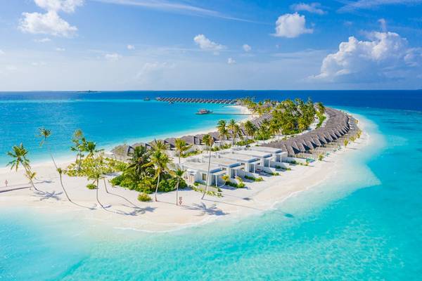 Luftaufnahme des Sun Siyam Iru Veli Hotels mit weißen Sand und türkisfarbenem Wasser