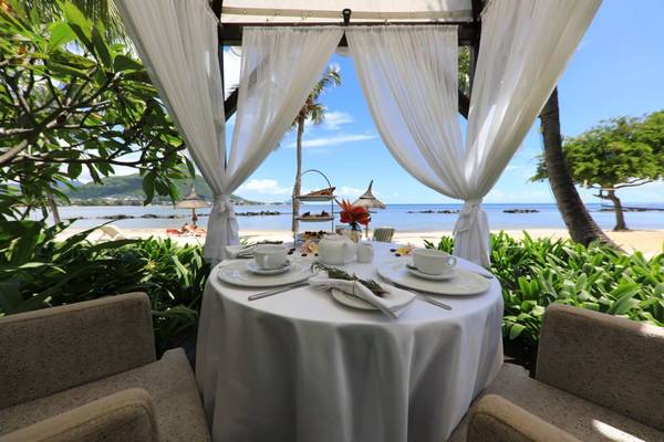 Frühstücksbereich im Sands Suites Resort & Spa mit Blick auf den Strand und das Meer.