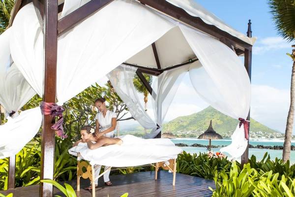 Eine Frau genießt eine Massage unter einer Gazebo im Sands Suites Resort & Spa.