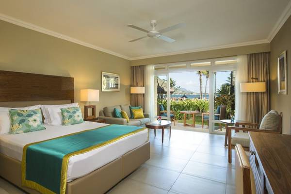Ein geräumiges Zimmer im Sands Suites Resort & Spa mit Blick auf das Meer und einem modernen Interieur.