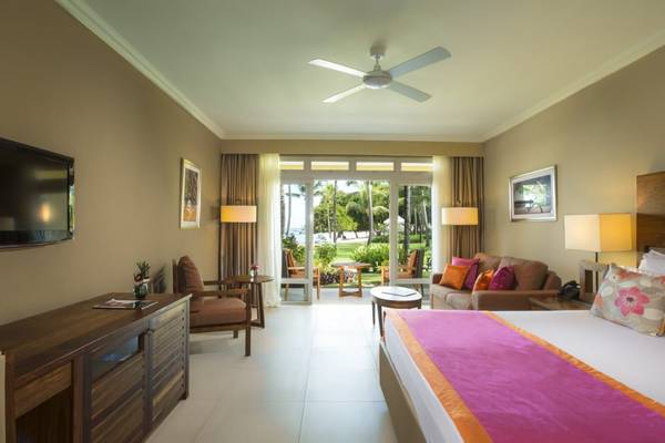 Hotelzimmer im Sands Suites Resort & Spa mit Fernseher, Möbeln und Meerblick.