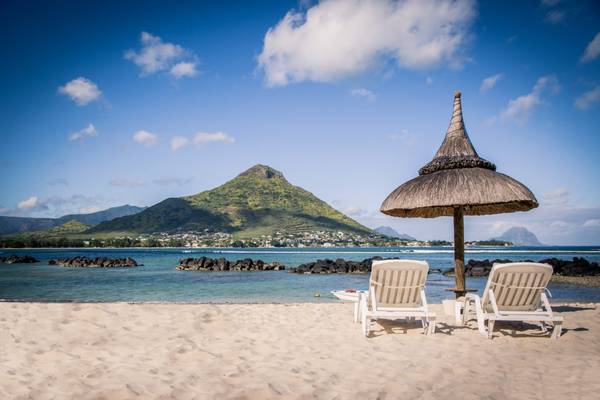 Strand mit Sonnenschirm und Sesseln vor dem Sands Suites Resort & Spa
