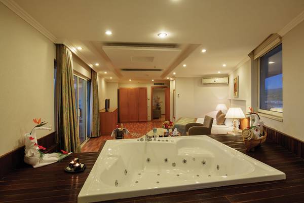 Badewanne im Zimmer des Kristall Admiral Resort Suites & Spa