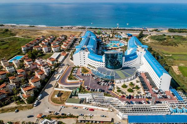 Crystal Admiral Resort in Antalya, Aussenansicht des Hotels
