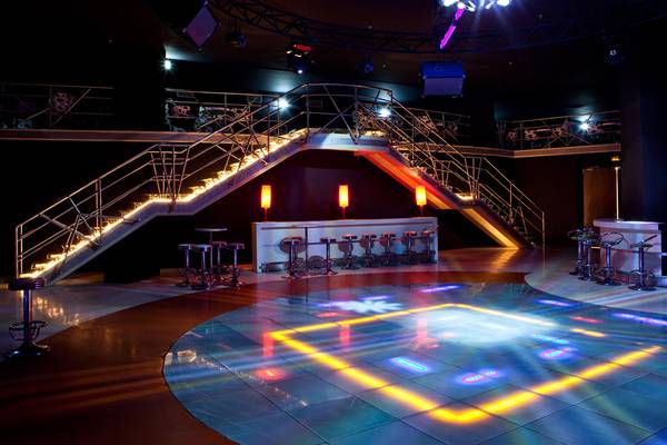 Disco-Raum im Kristall Admiral Resort Suites & Spa mit leuchtenden Farben und beleuchteten Treppen.