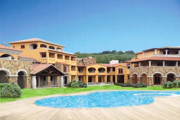 Außenansicht des Marana Hotels mit Swimmingpool und gepflegtem Rasen