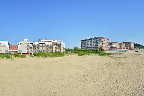 Sol Luna Bay All Inclusive Hotel am Strand mit Gebäuden und blauem Himmel