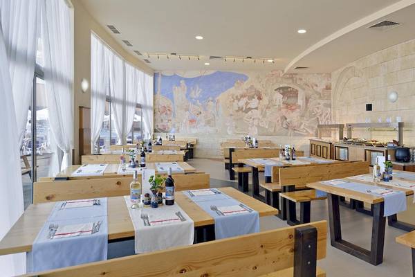 Innenansicht des Restaurants des Sol Luna Bay All Inclusive Hotels mit Tisch und Bankett.