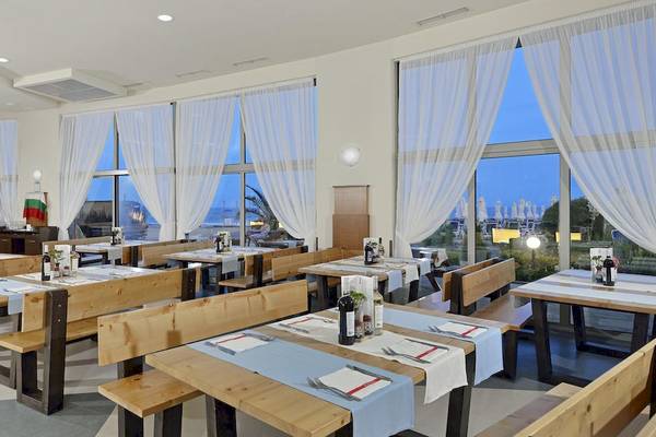 Innenansicht des Restaurants des Sol Luna Bay All Inclusive Hotels mit Blick auf das Meer.