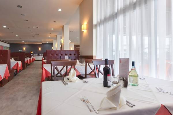 Restaurant des Sol Luna Bay All Inclusive Hotels mit gedeckten Tischen und roten Tischdecken.