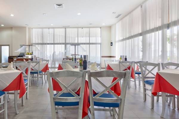 Innenansicht des Restaurants im Sol Luna Bay All Inclusive Hotel mit gedeckten Tischen und Stühlen.