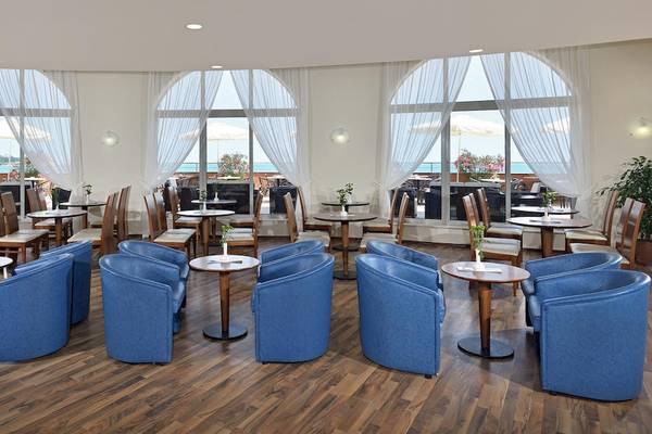 Innenansicht des Restaurants im Sol Luna Bay All Inclusive Hotel mit blauen Stühlen und Tischen.