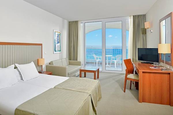 Doppelbettzimmer im Sol Luna Bay All Inclusive Hotel mit Meerblick und Balkon.