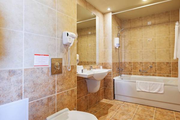 Badezimmer im Sol Luna Bay All Inclusive Hotel mit Badewanne, Toilette und Waschbecken.