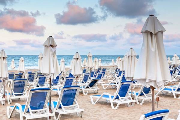Strand mit vielen Liegestühlen und Sonnenschirmen am Sol Luna Bay All Inclusive Hotel