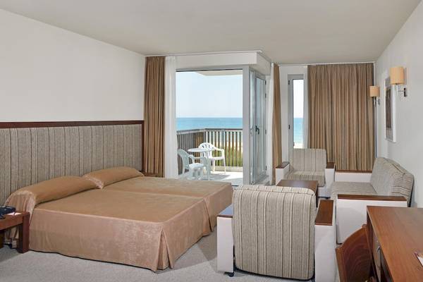Doppelzimmer im Sol Luna Bay All Inclusive Hotel mit Meerblick, Balkon und modernen Möbeln.