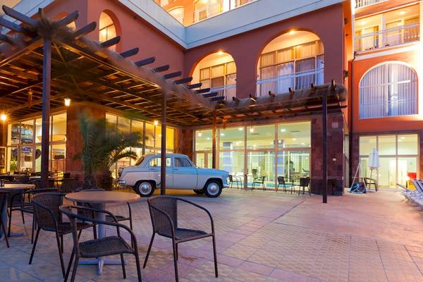 Außenbereich des Sol Luna Bay All Inclusive Hotels mit einer alten weißen Limousine unter einer Pergola