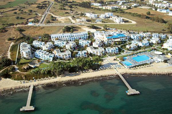 Luftaufnahme des Mastichari Bay Hotels mit Swimmingpools und Strand