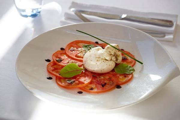 Frühstücksbuffet im Rhodes Bay Hotel & Spa mit Tomatensalat und Mozzarella.