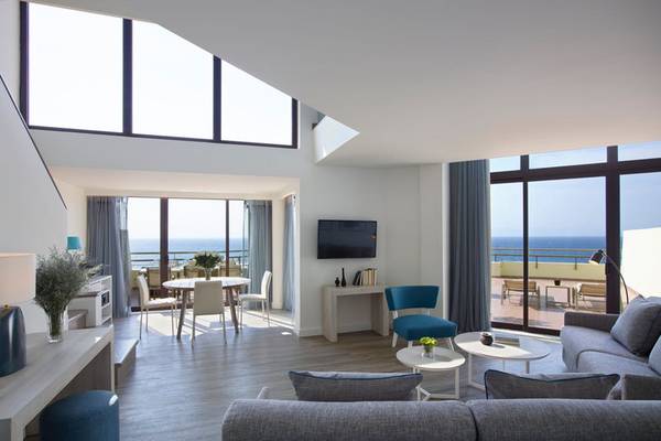 Wohnbereich des Rhodes Bay Hotel & Spa mit Blick auf das Meer.