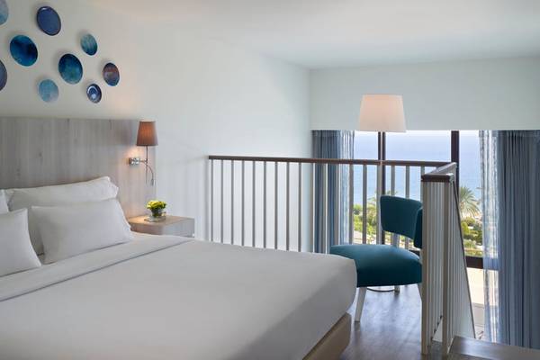 Zimmer im Rhodes Bay Hotel & Spa mit Blick auf den Balkon und das Meer