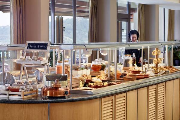 Buffet-Tisch im Rhodes Bay Hotel & Spa mit verschiedenen Speisen und Getränken.