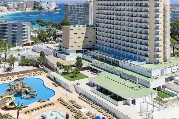 Außenansicht des Sol Barbados Hotels mit Pool und Palmen im Vordergrund.