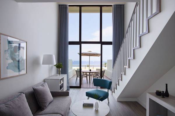 Wohnzimmer des Rhodes Bay Hotel & Spa mit Blick auf das Meer.