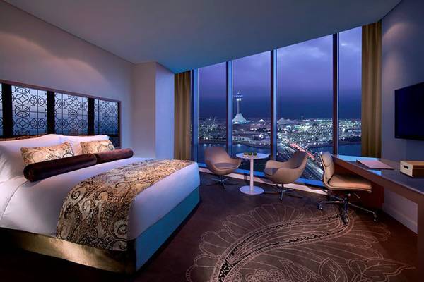 Hotelzimmer im Conrad Abu Dhabi Etihad Towers mit Blick auf die Stadt.
