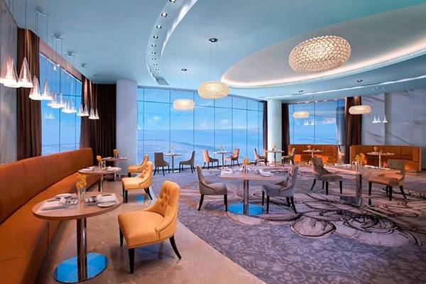 Innenraum des Conrad Abu Dhabi Etihad Towers Hotel mit modernen Möbeln und großen Fenstern.