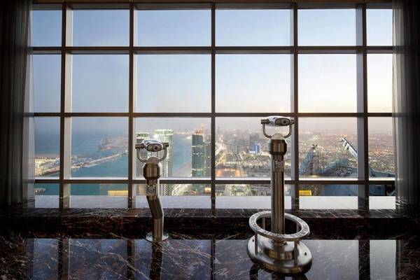 Aussicht aus dem Fenster des Conrad Abu Dhabi Etihad Towers auf die Stadt
