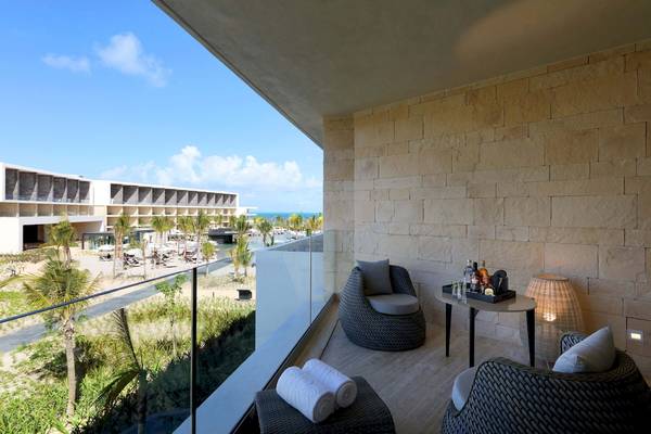 Aussicht von der Balkon des TRS Coral Hotel mit Inneneinrichtung und Meerblick.