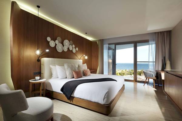 Das Schlafzimmer im TRS Coral Hotel mit Blick auf das Meer.