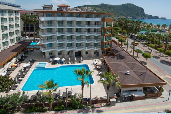 Luftaufnahme des Riviera Hotel & Spa mit Swimmingpool und Berg im Hintergrund