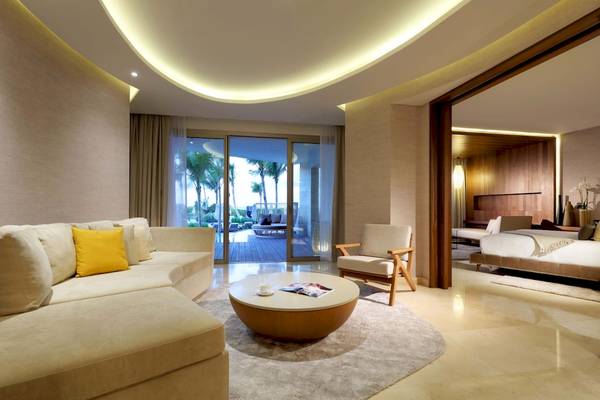 Innenansicht der Suite im TRS Coral Hotel mit Wohnzimmer, Couch, Couchtisch und Schlafzimmer