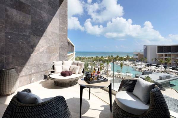 Blick von der Balkon des TRS Coral Hotels auf das Meer und eine Lounge-Ecke.