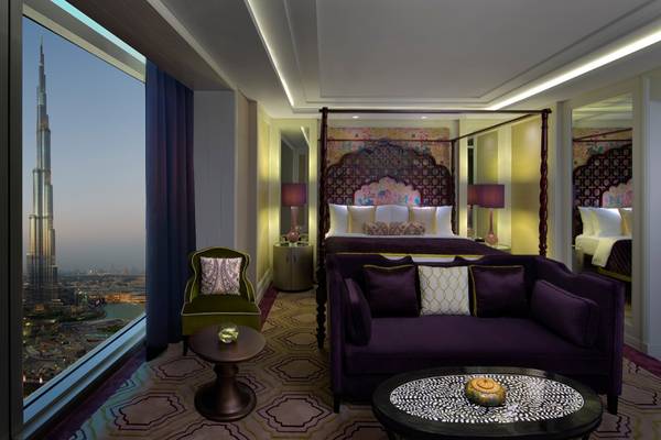 Hotelzimmer im Taj Dubai mit Blick auf Burj Khalifa und Stadt