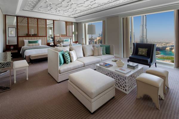 Innenansicht der Taj Dubai Suite mit Blick auf die Stadt