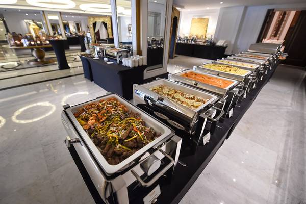 Buffet im Taj Dubai Hotel mit verschiedenen Speisen in Silberschalen.