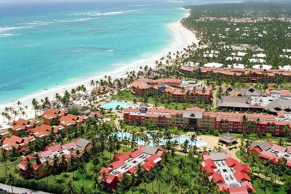 Luftaufnahme des Caribe Deluxe Princess Hotels mit Blick auf den Strand und die Palmen