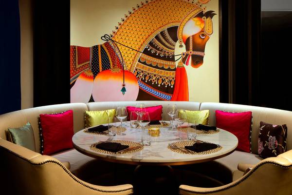 Hotellounge mit einer Wandmalerei eines Pferdes im Taj Dubai.